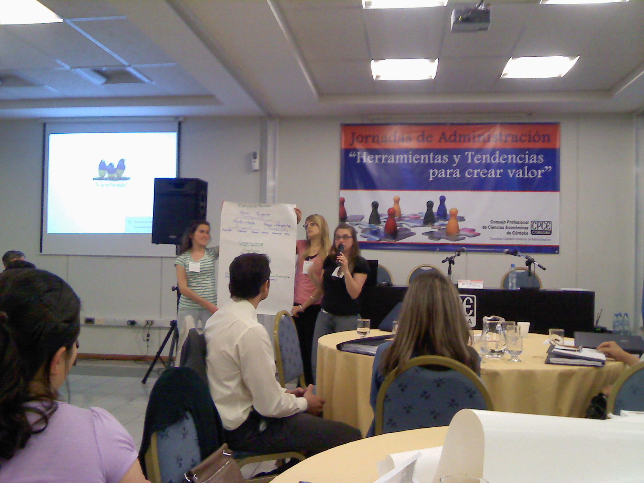 Chicas trabajando en el Caso Práctico